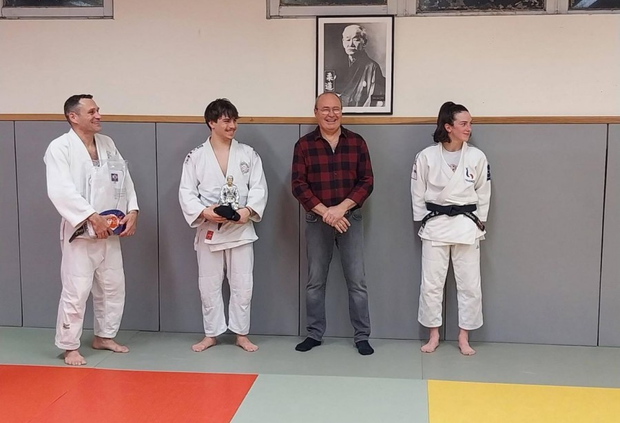 Remise de la ceinture noire 1 dan à Maxence.